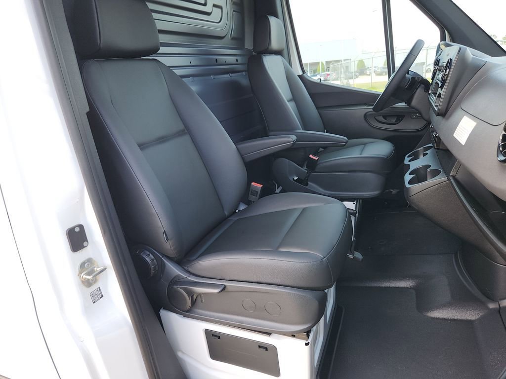 Used 2025 Mercedes-Benz Sprinter 2500 image 16