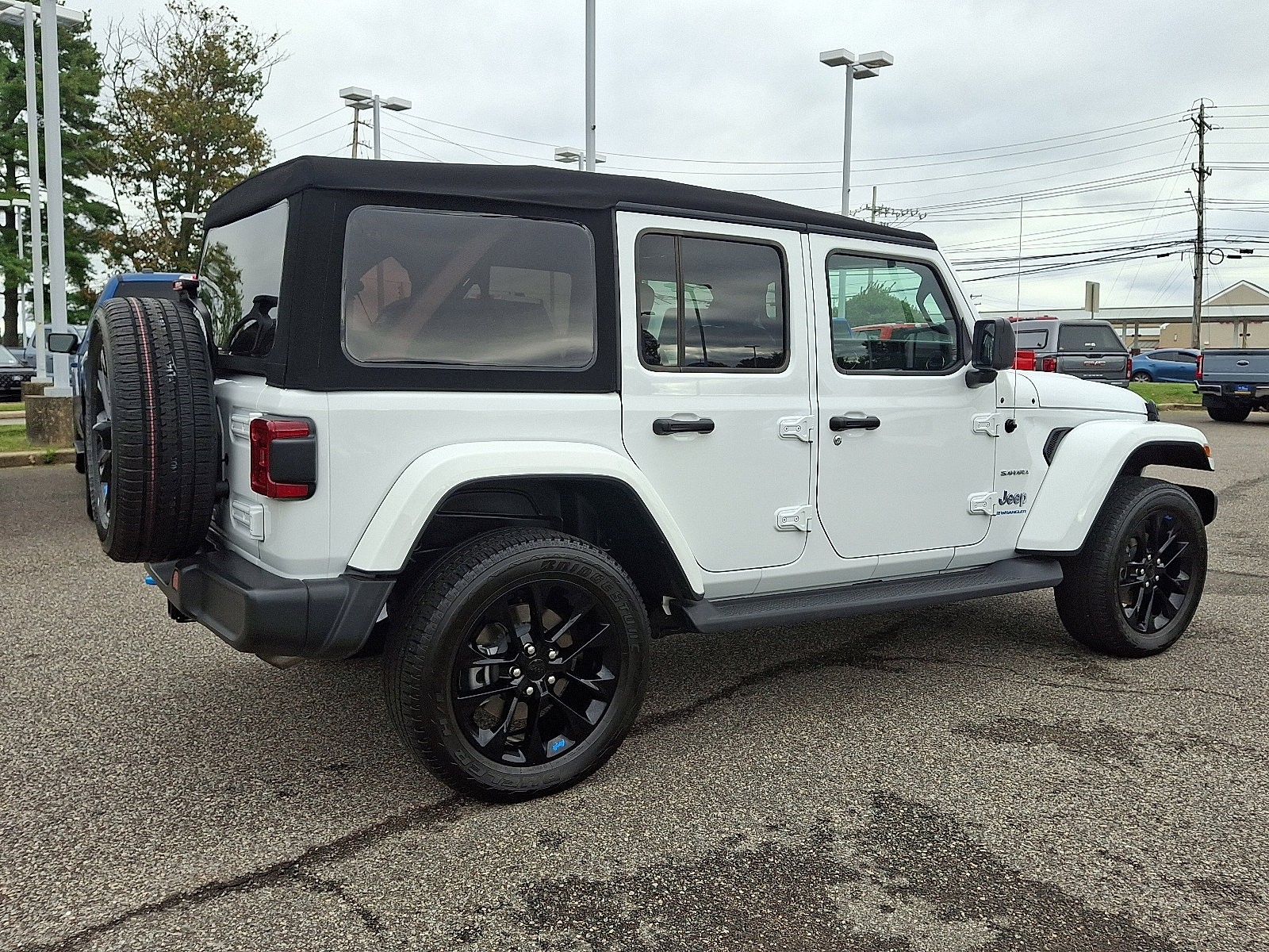 Used 2023 Jeep Wrangler Sahara w/ Cold Weather Group image 11