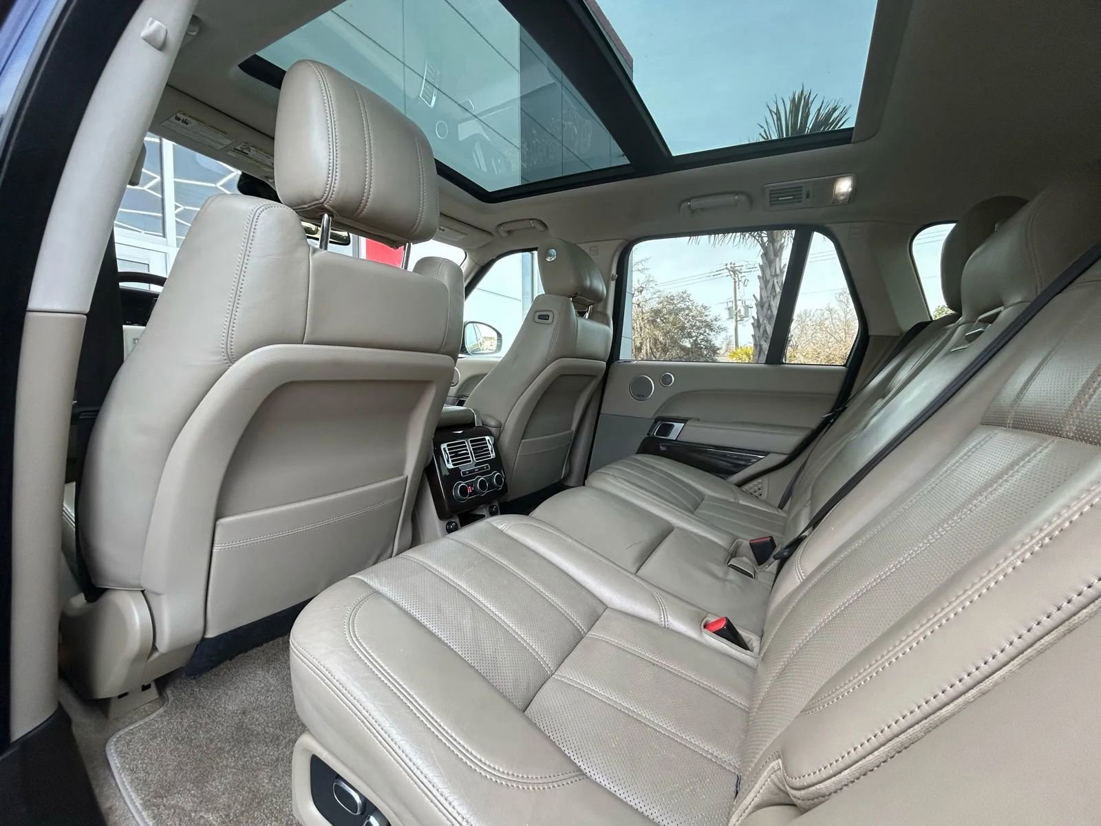 Used 2015 Land Rover Range Rover HSE image 17