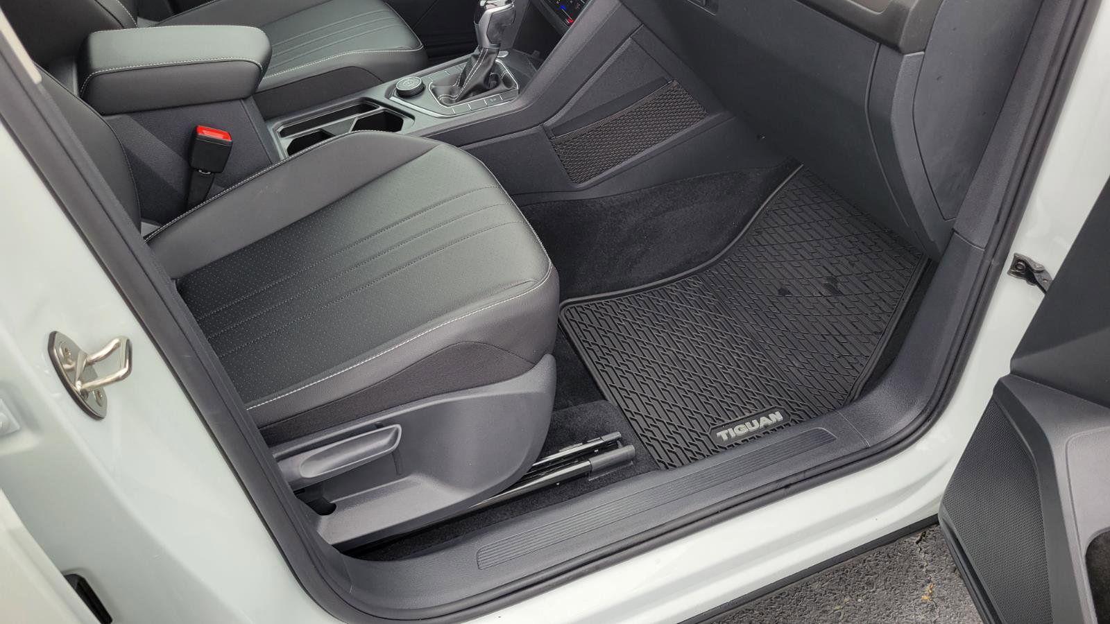 Certified 2023 Volkswagen Tiguan SE w/ Panoramic Sunroof Package image 37