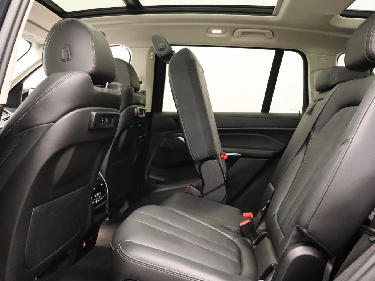 Used 2022 BMW X7 xDrive40i w/ Premium Package AWD/4WD image 16