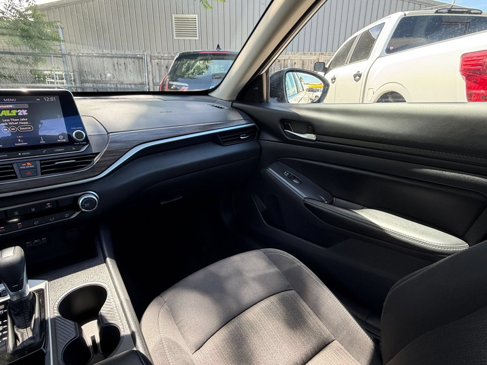 Used 2025 Nissan Altima 2.5 SV FWD image 35
