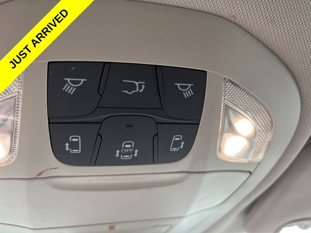 Used 2024 Chrysler Pacifica Touring-L image 27