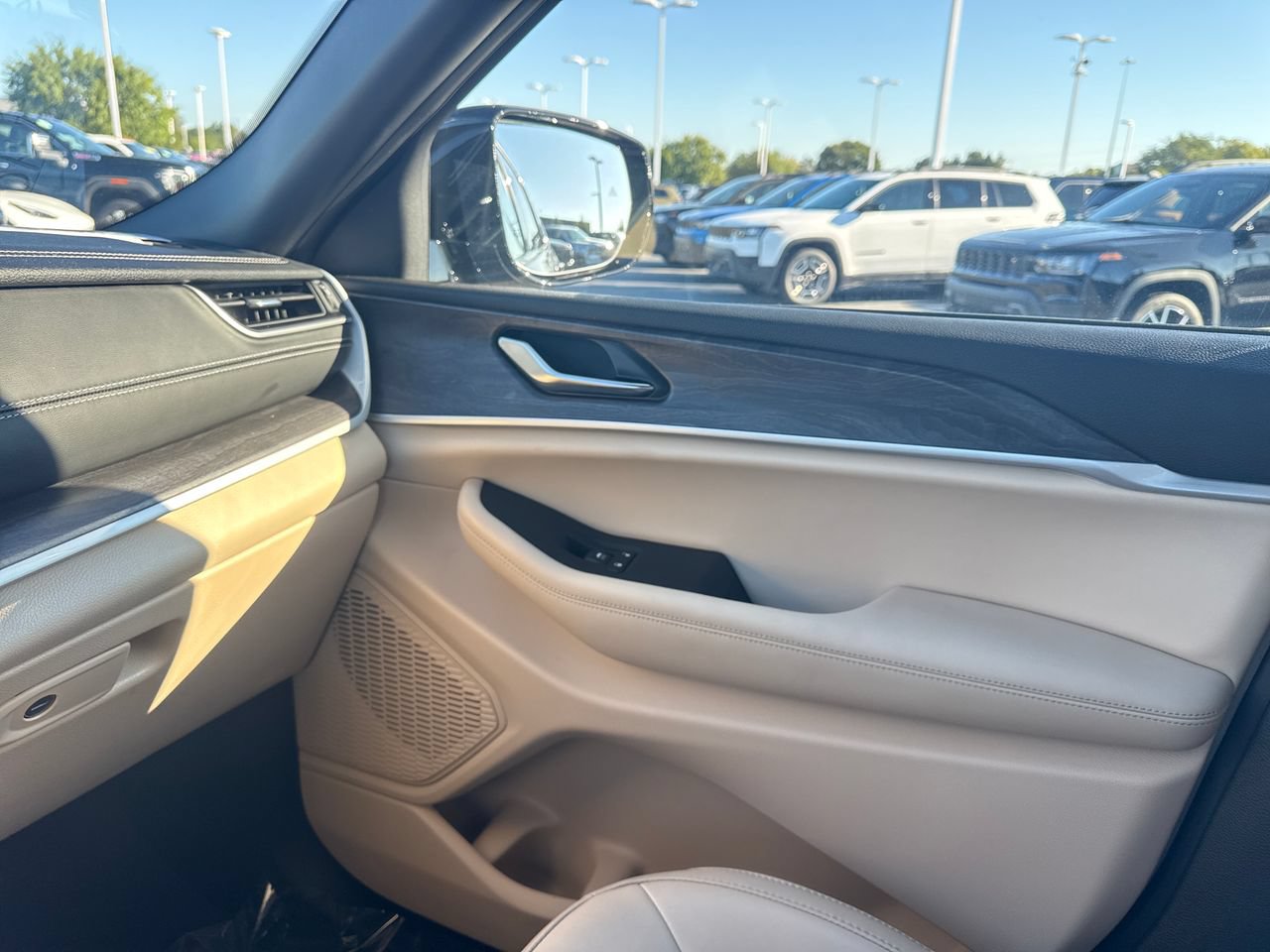Used 2025 Jeep Grand Cherokee L Limited AWD/4WD image 25