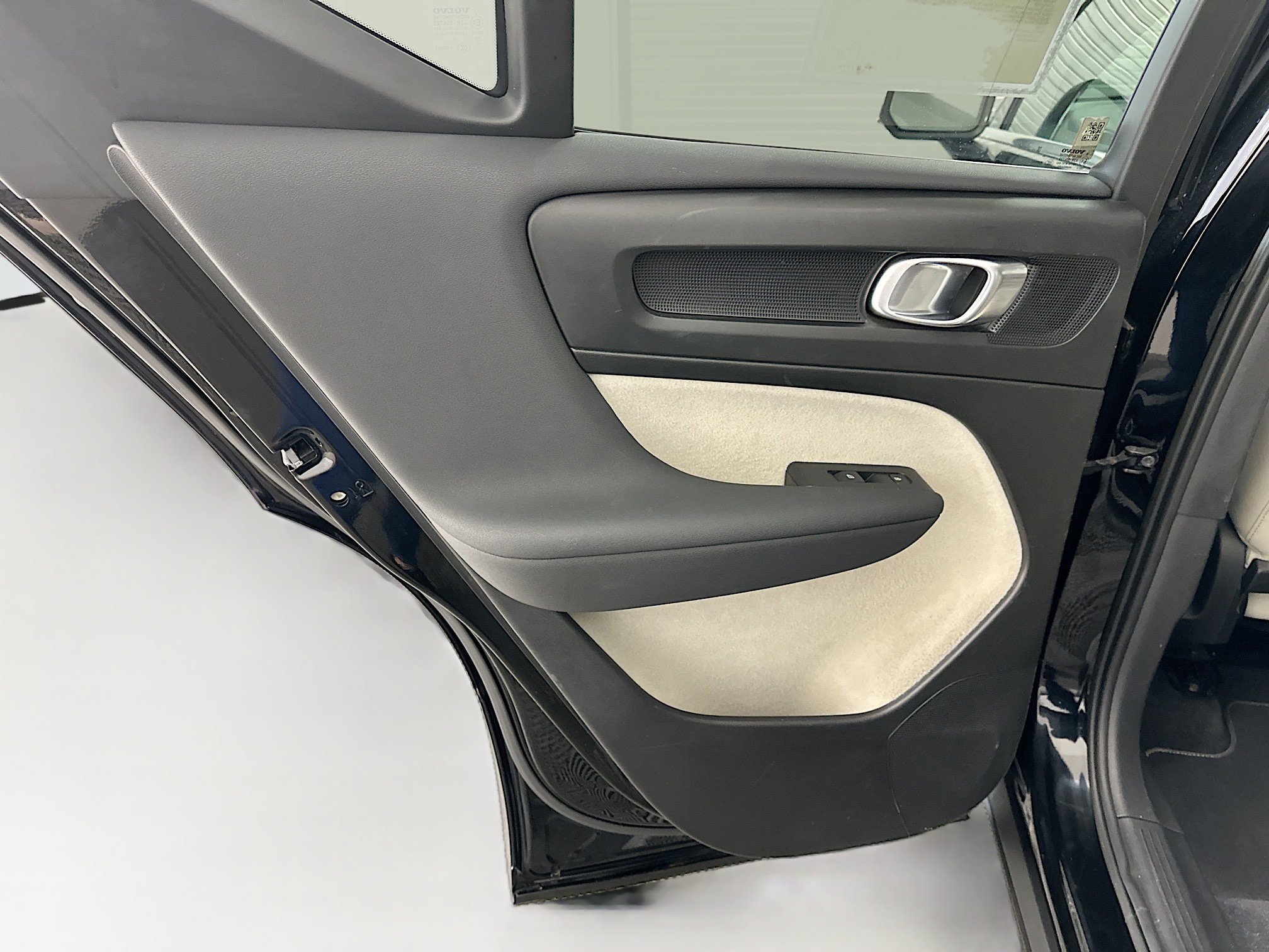 Used 2023 Volvo XC40 B5 Ultimate image 28