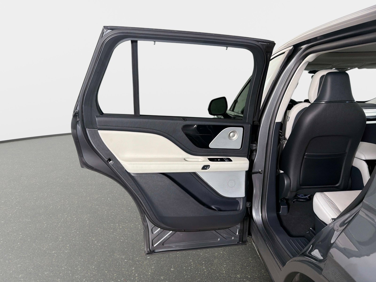 Used 2025 Lincoln Aviator Reserve w/ Equipment Group 201A AWD/4WD image 30