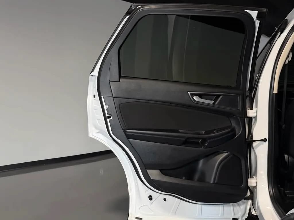 Used 2018 Ford Edge SE FWD image 15