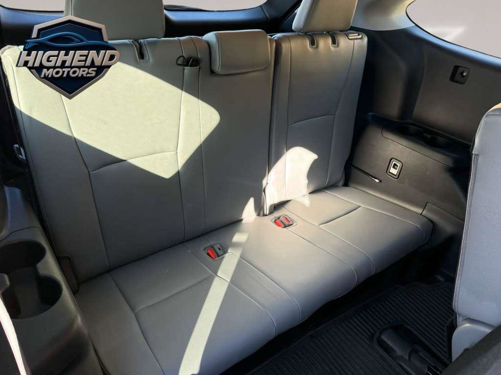 Used 2020 Toyota Highlander XLE FWD image 23