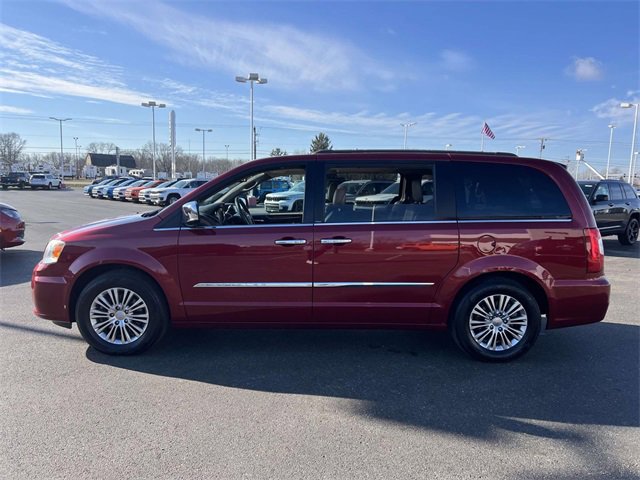 Used 2013 Chrysler Town & Country Touring-L w/ Driver Convenience Group image 4