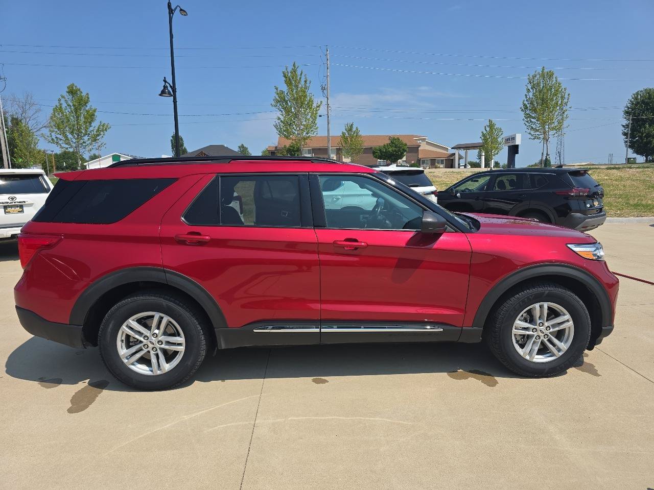 Used 2022 Ford Explorer XLT w/ Class IV Trailer Tow Package AWD/4WD image 8