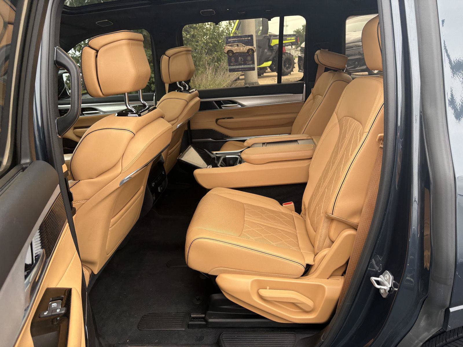 Used 2023 Jeep Grand Wagoneer Series III AWD/4WD image 16