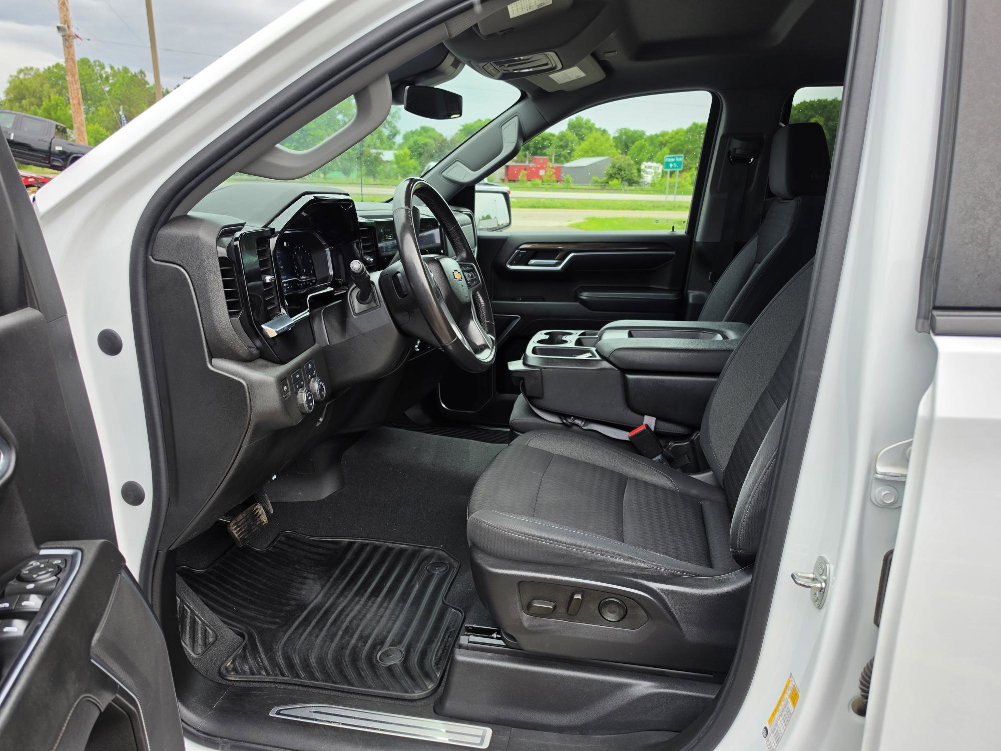 Used 2022 Chevrolet Silverado 1500 LT AWD/4WD image 4