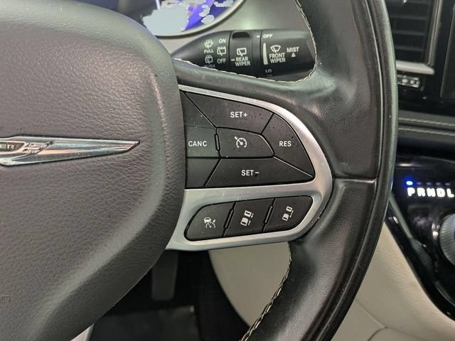 Used 2022 Chrysler Pacifica Touring-L w/ Uconnect Theater Family Group FWD image 18