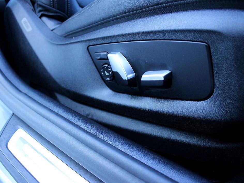 Used 2022 BMW 530i w/ Convenience Package image 29