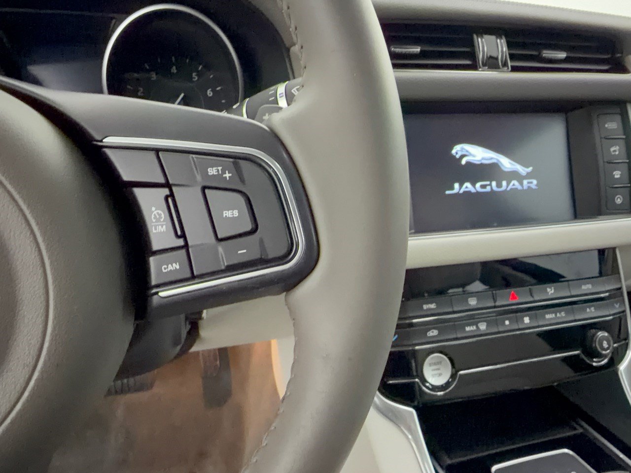 Used 2018 Jaguar XF Premium RWD image 19