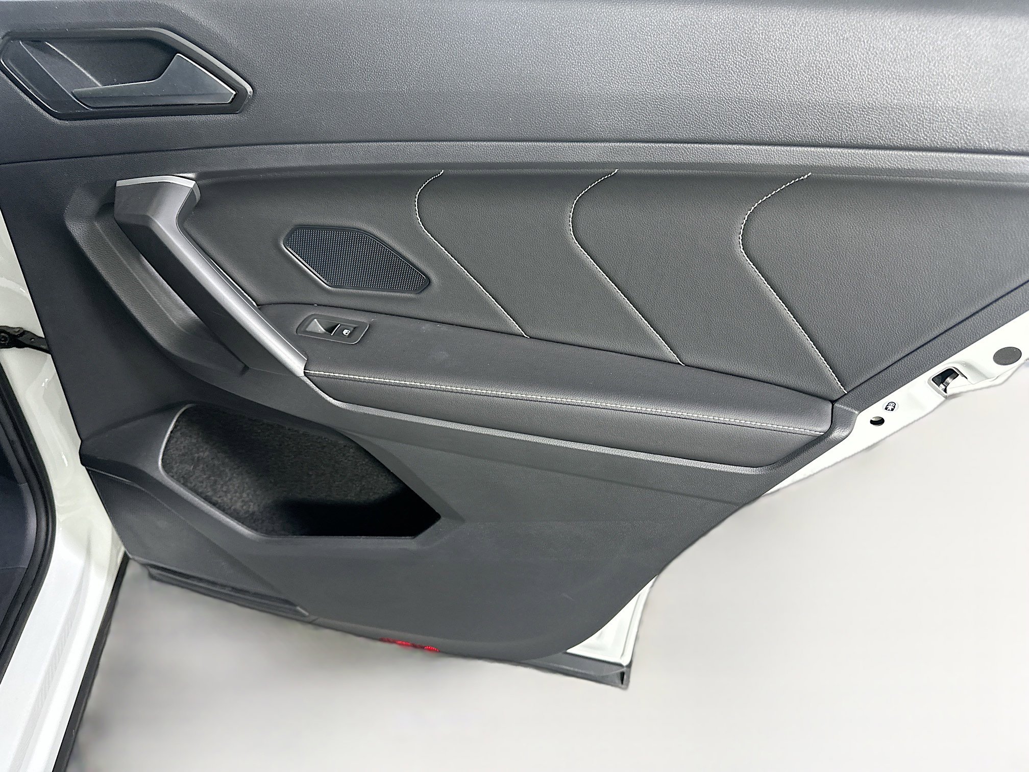 Used 2024 Volkswagen Tiguan SE image 30