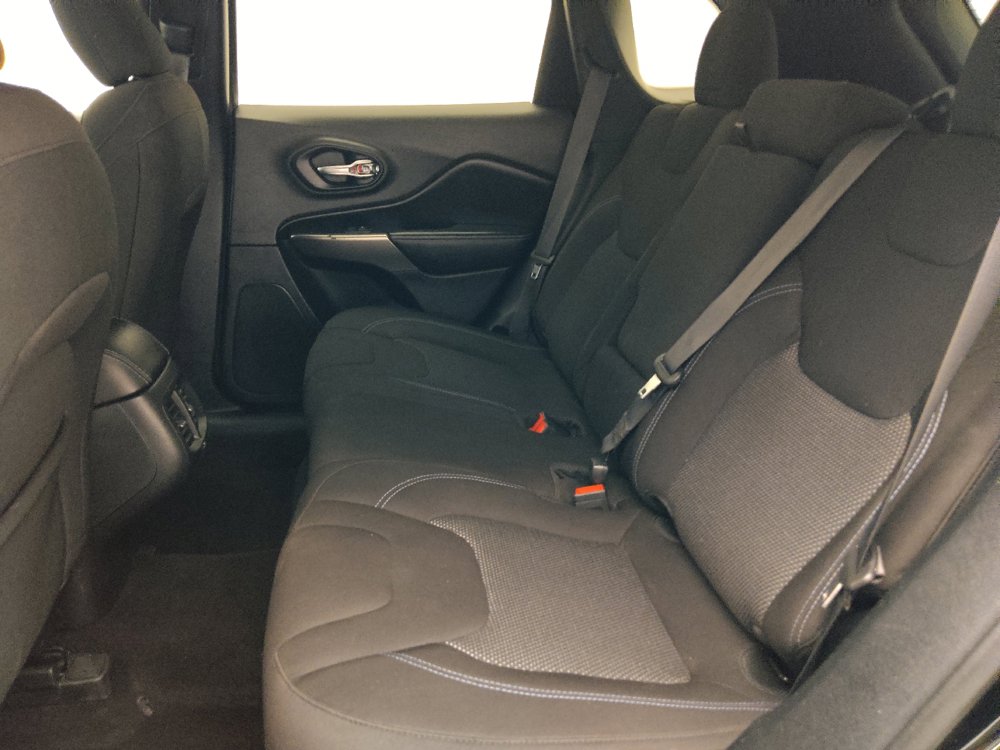 Used 2020 Jeep Cherokee Latitude FWD image 18