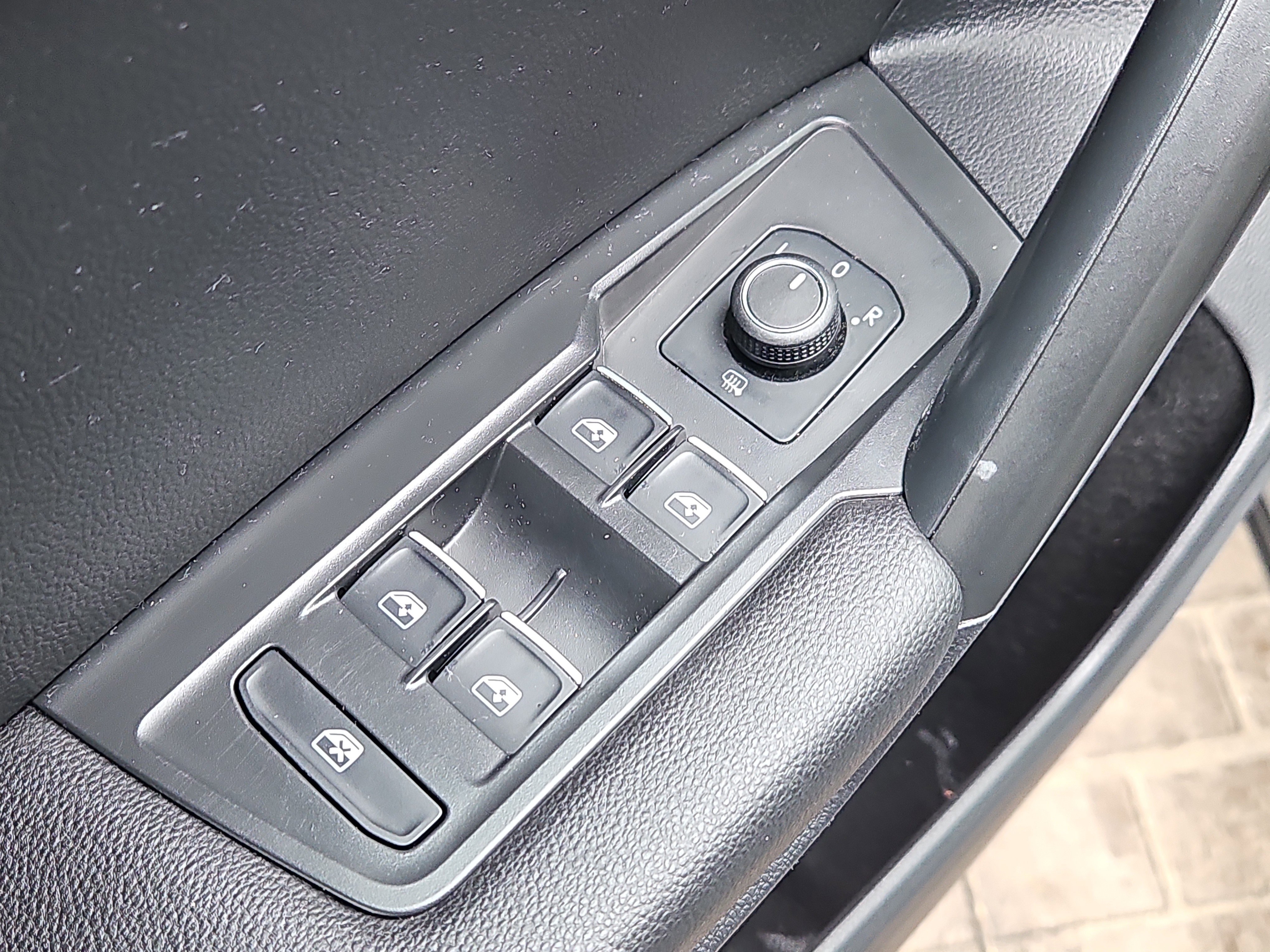 Used 2021 Volkswagen Tiguan SE w/ Panoramic Sunroof Package image 18