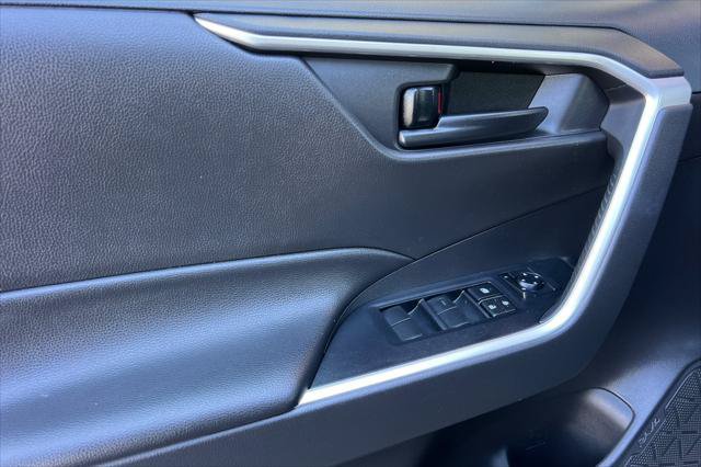 Certified 2022 Toyota RAV4 LE AWD/4WD image 12