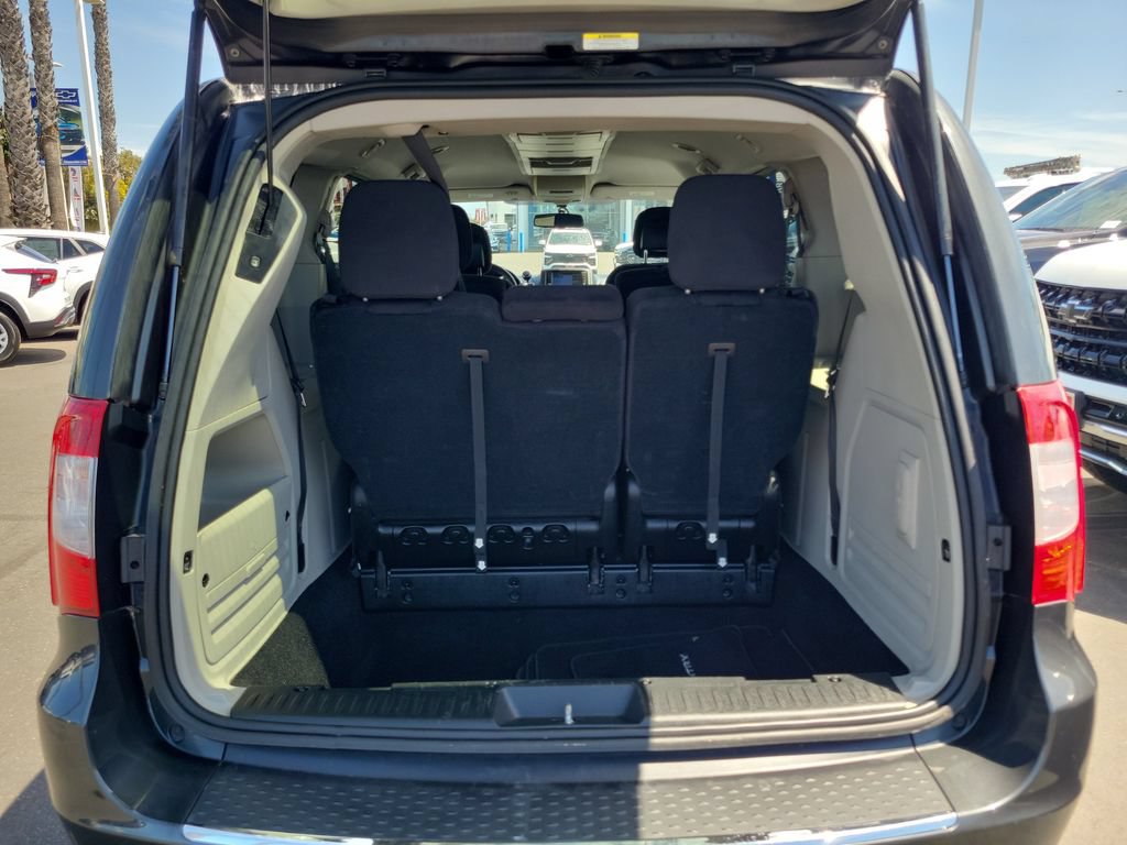 Used 2012 Chrysler Town & Country Touring FWD image 18