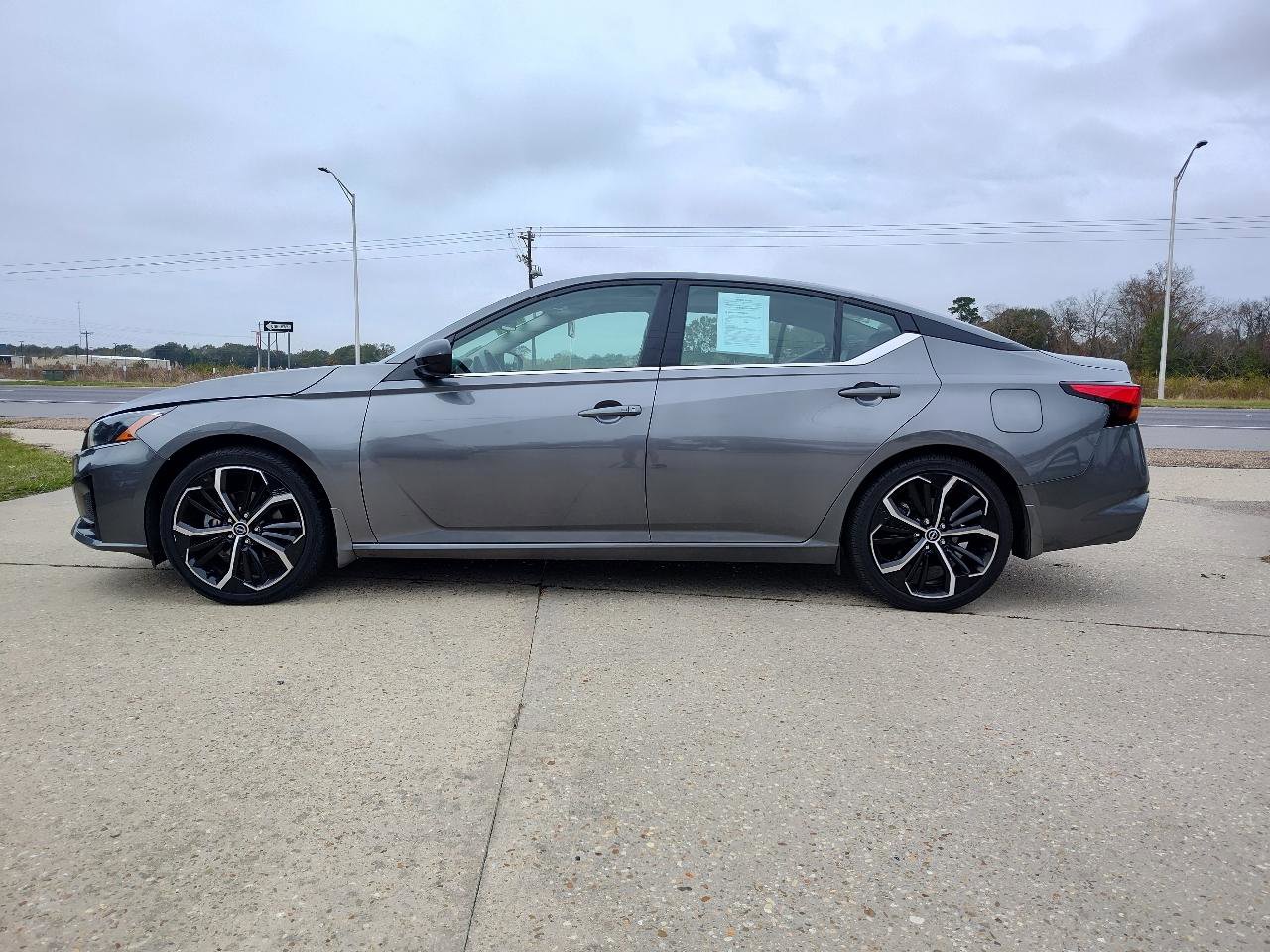 Used 2024 Nissan Altima 2.5 SR w/ SR Premium Package FWD image 3