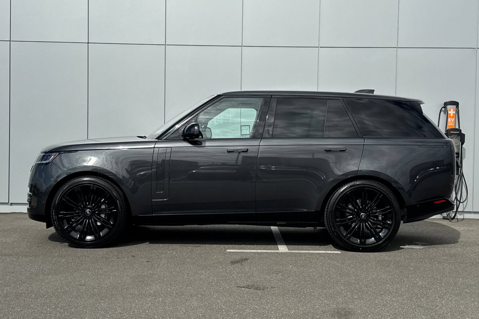 Used 2023 Land Rover Range Rover SE AWD/4WD image 2