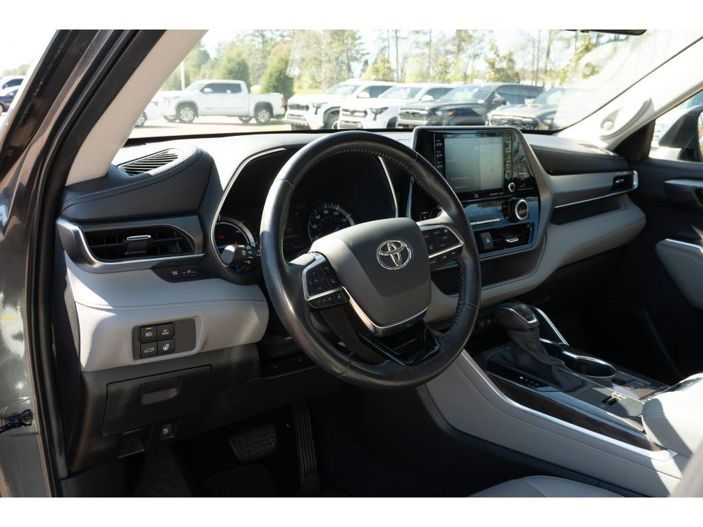 Used 2020 Toyota Highlander Limited image 10