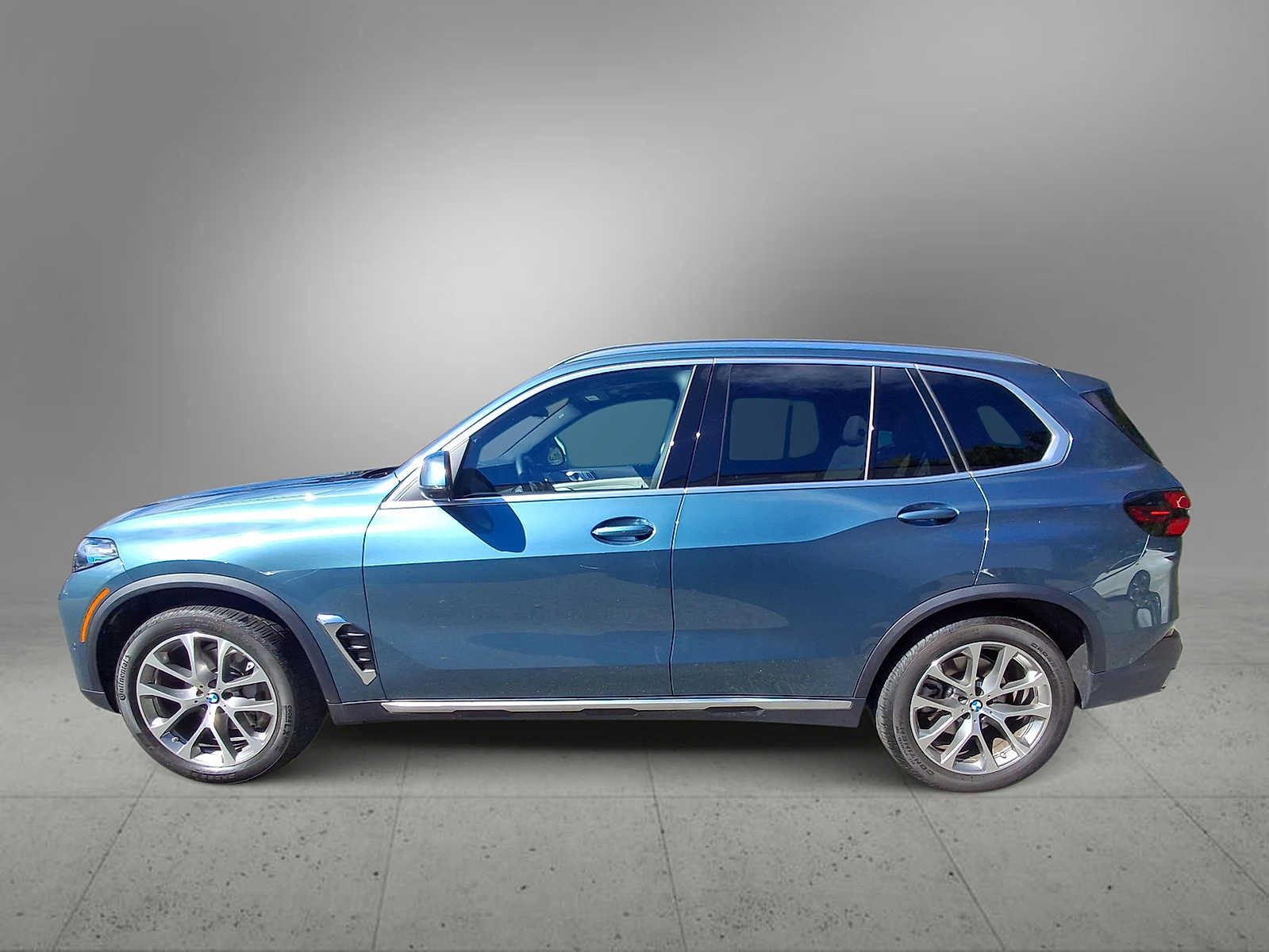 Used 2024 BMW X5 xDrive40i w/ Premium Package AWD/4WD image 5