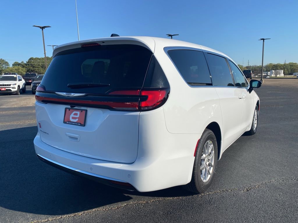 New 2026 Chrysler Pacifica Select image 7
