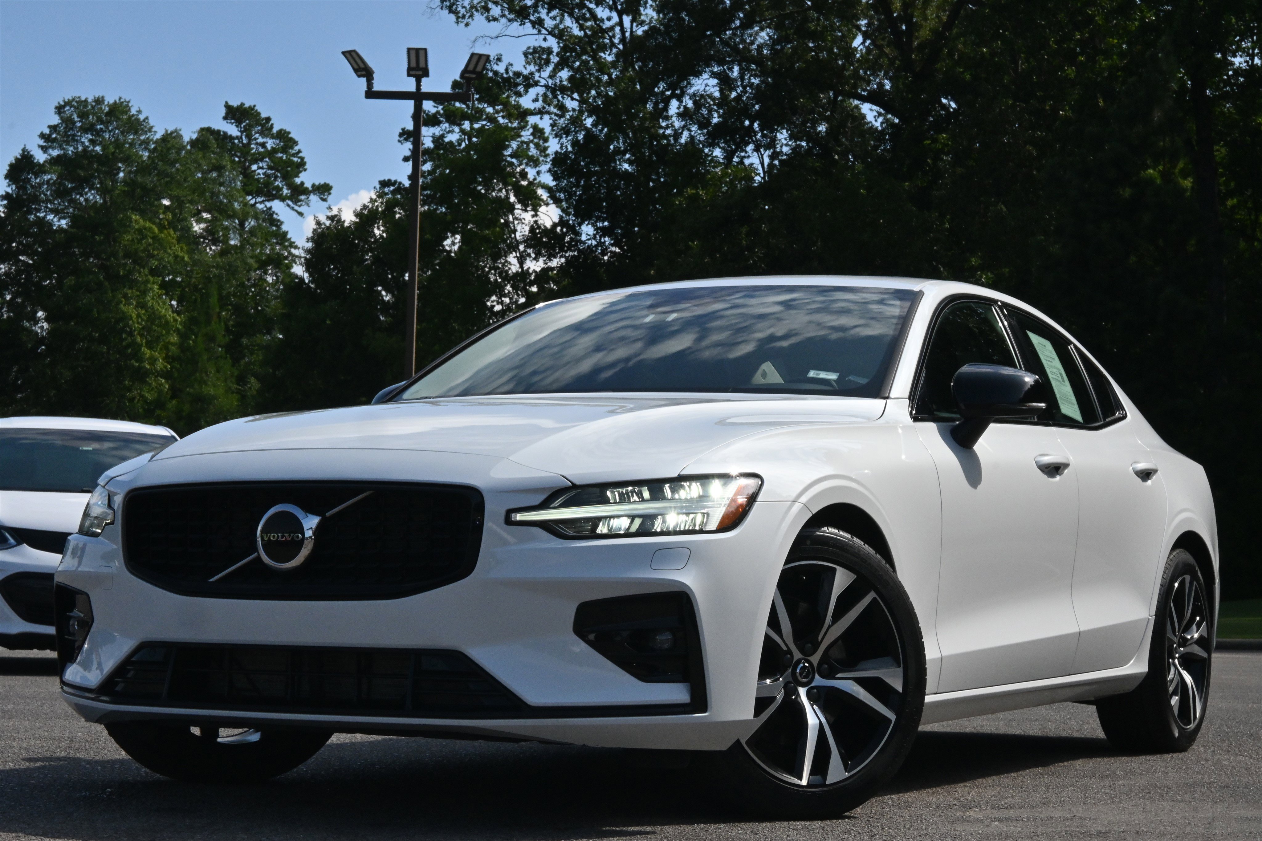 Used 2025 Volvo S60 B5 Core image 4