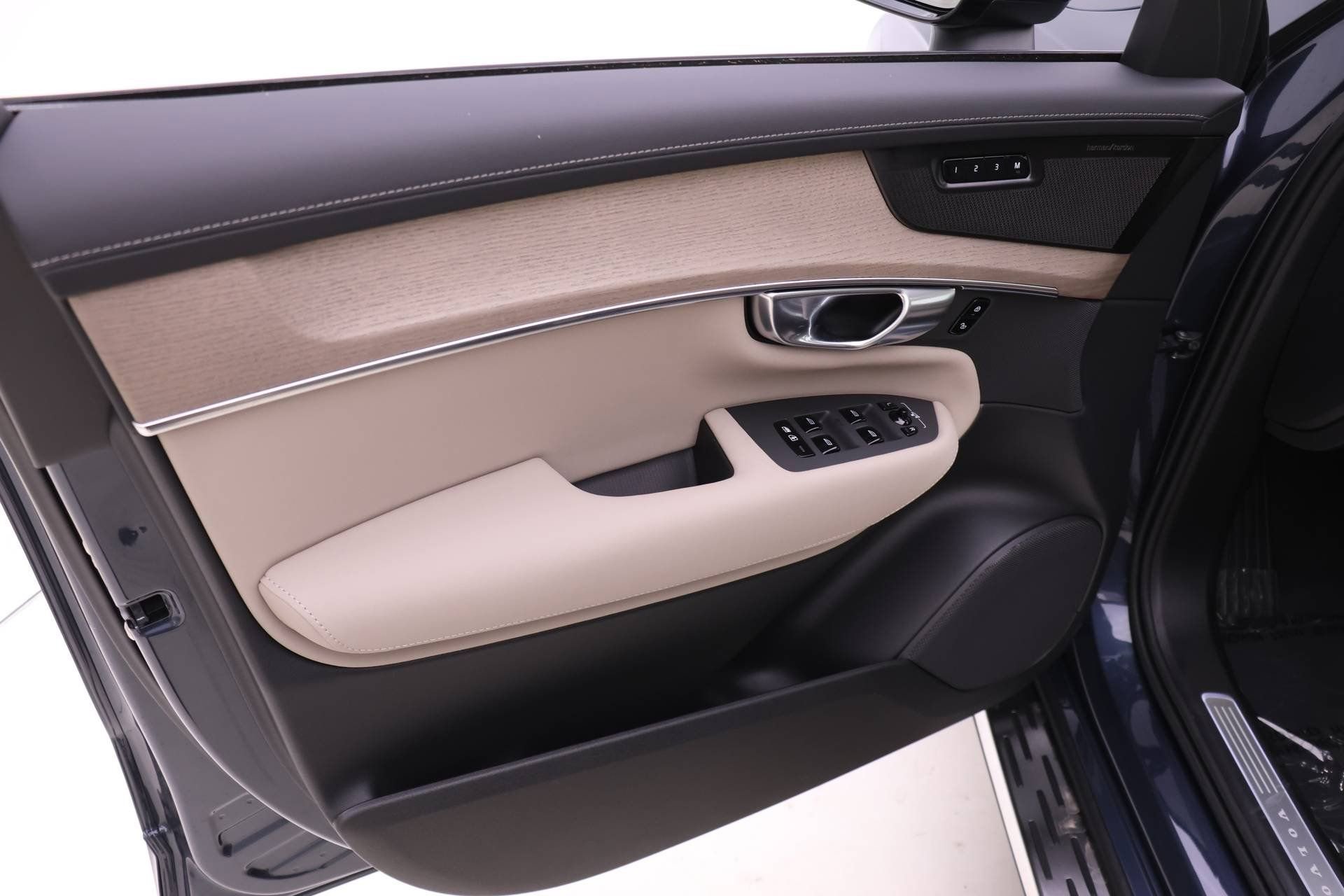 New 2026 Volvo XC90 B6 Ultra w/ Protection Package image 10