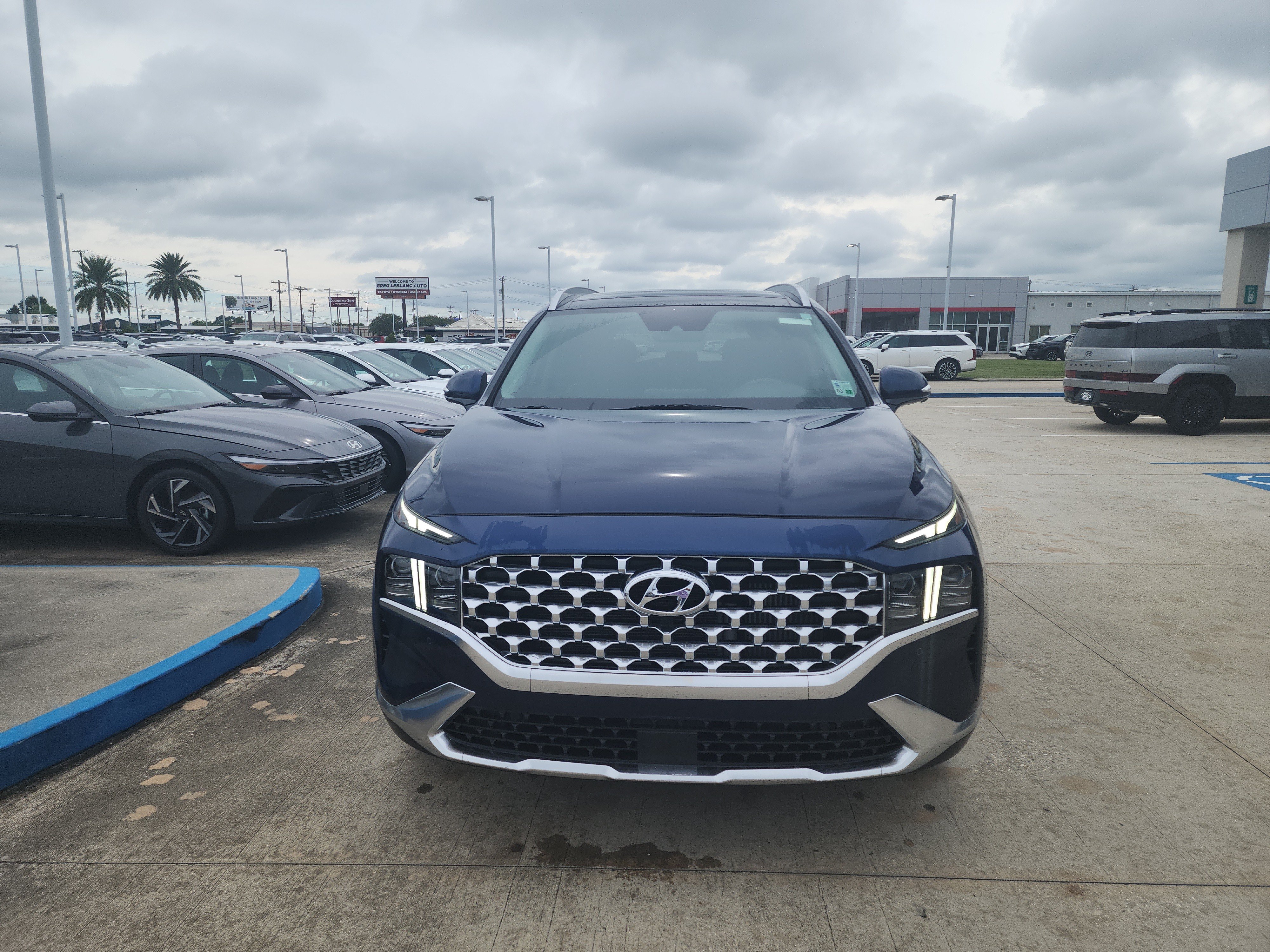 Used 2023 Hyundai Santa Fe Limited AWD/4WD image 2