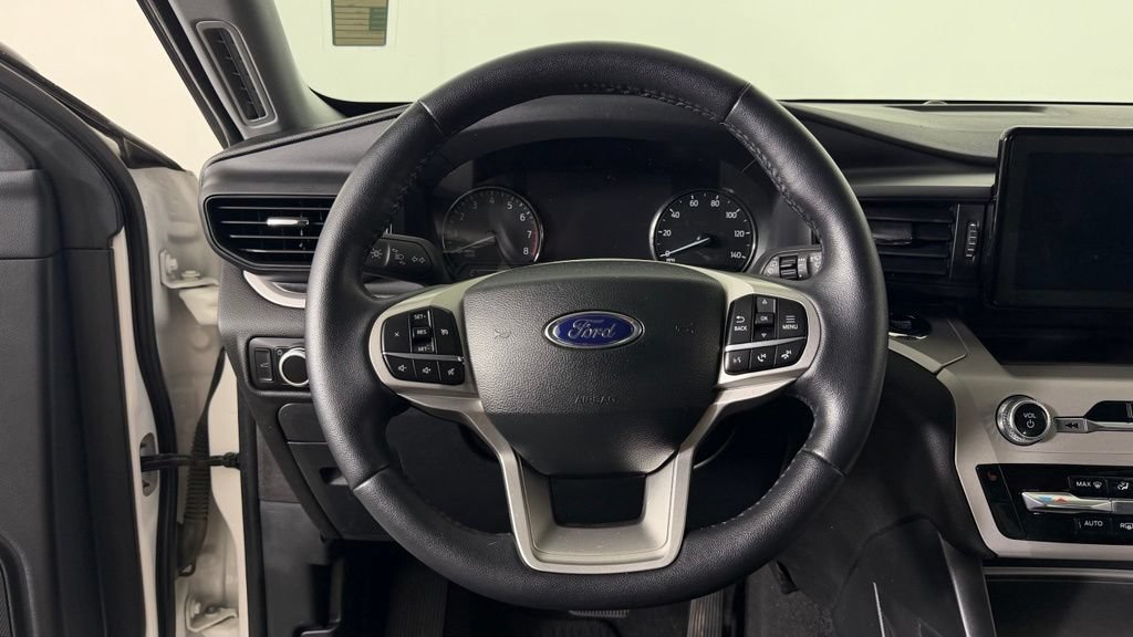 Used 2023 Ford Explorer XLT AWD/4WD image 16