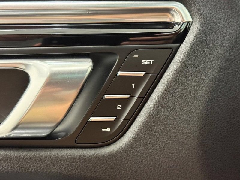 Certified 2025 Porsche Macan AWD/4WD image 19