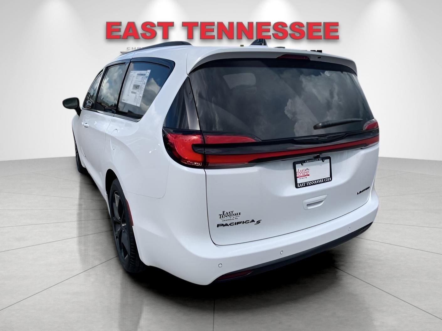 New 2026 Chrysler Pacifica Limited w/ Uconnect Theater Family Group image 5