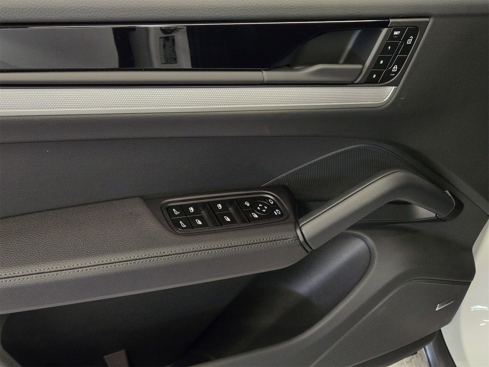 Used 2025 Porsche Cayenne Base image 14