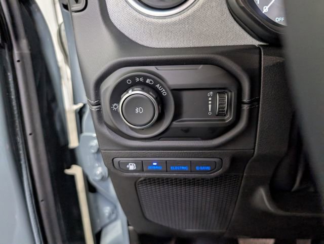 Used 2025 Jeep Wrangler Unlimited Sahara w/ Safety Group AWD/4WD image 19