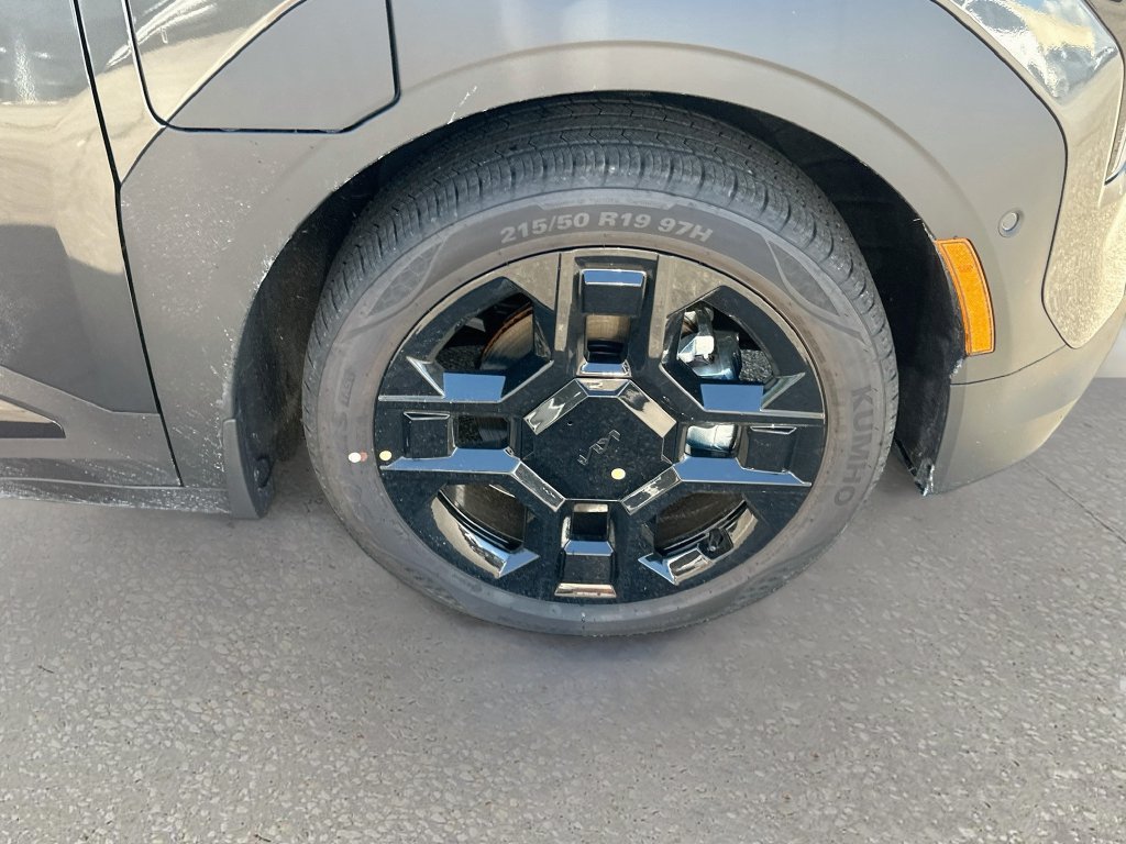 New 2027 Kia EV3 Land FWD image 31