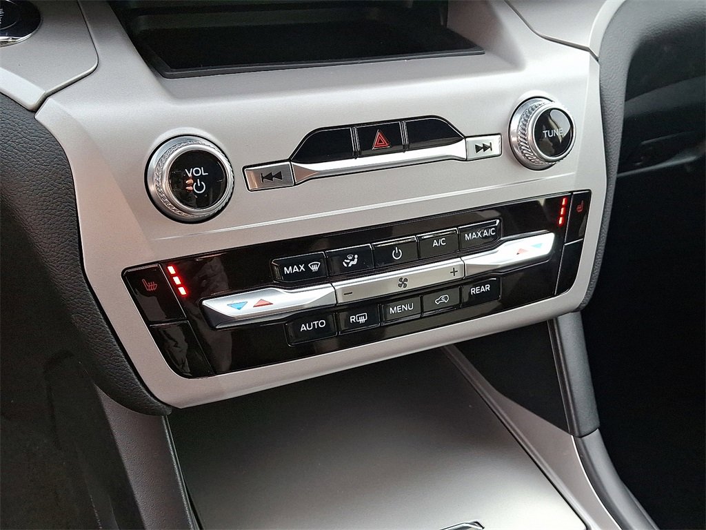 Used 2023 Ford Explorer XLT image 16