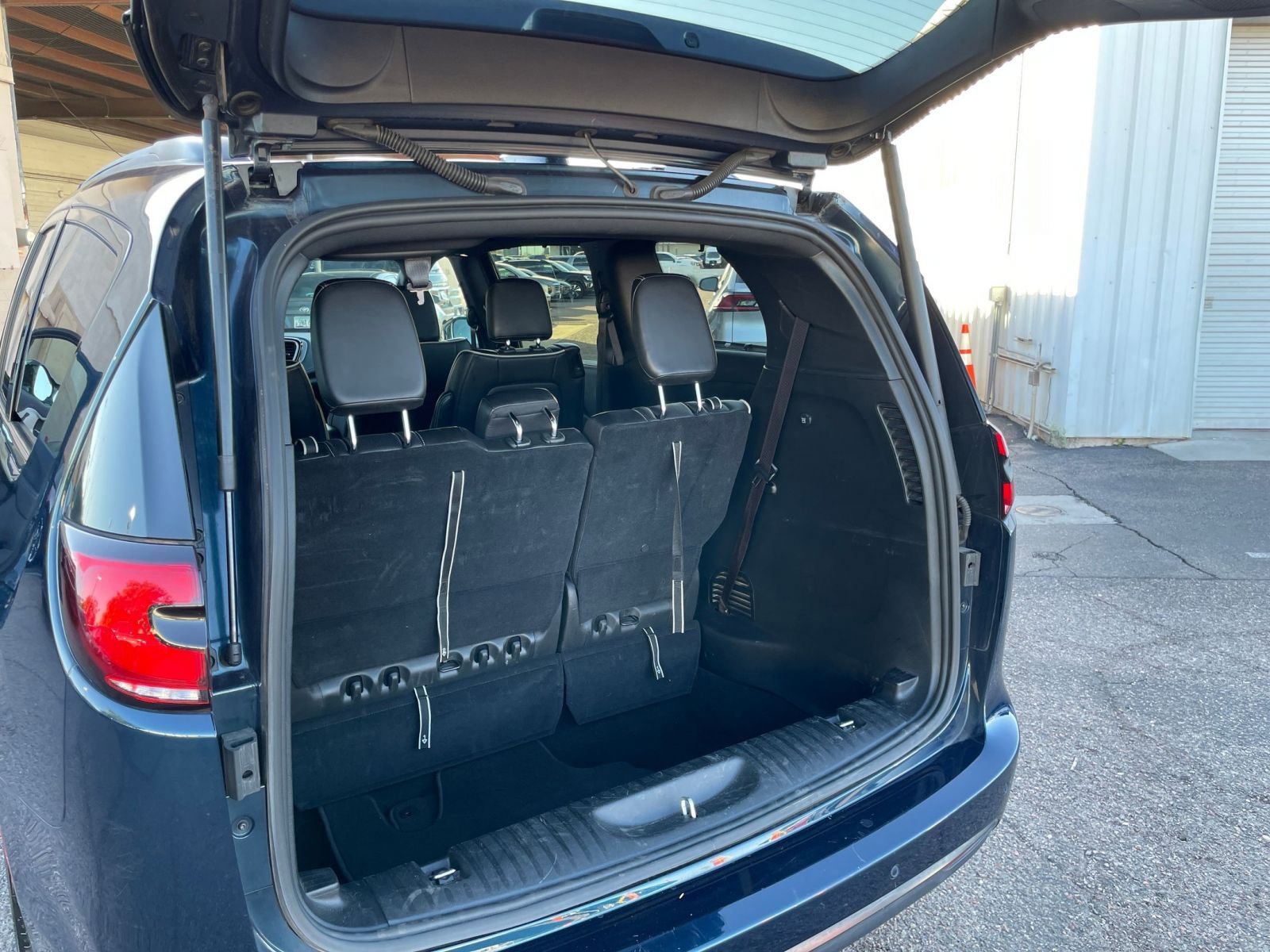 Used 2025 Chrysler Pacifica Limited image 35