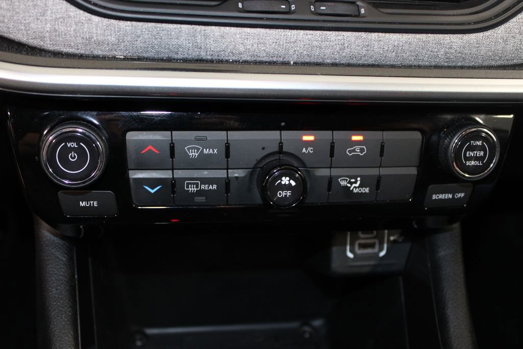 Used 2024 Jeep Compass Latitude image 28