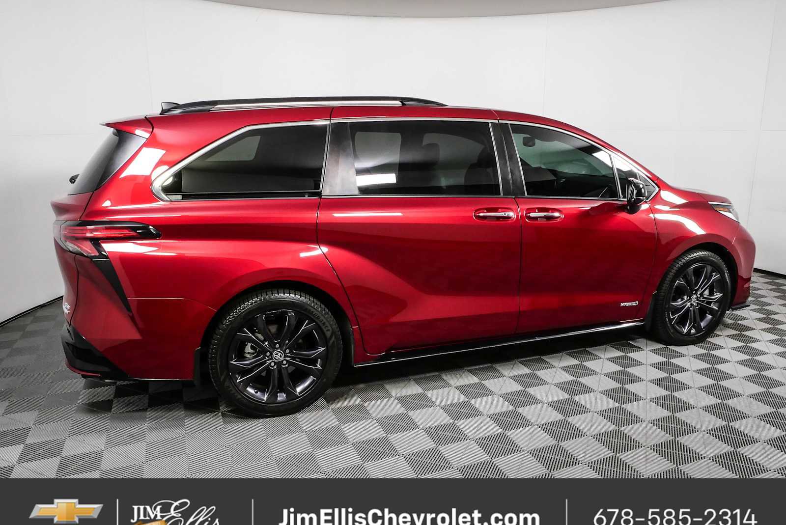 Used 2021 Toyota Sienna XSE w/ XSE Plus Package FWD image 2