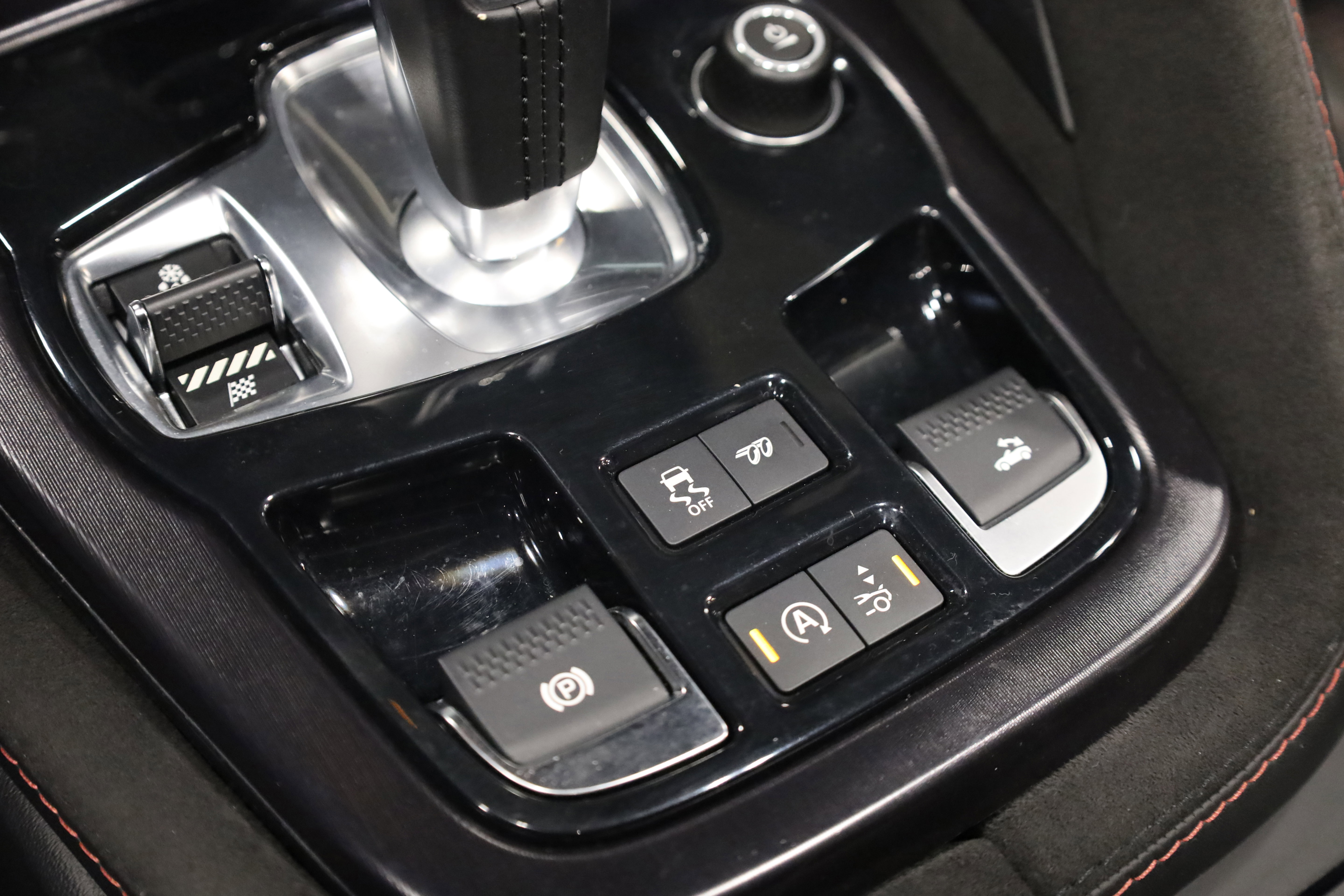 Used 2020 Jaguar F-TYPE SVR image 31