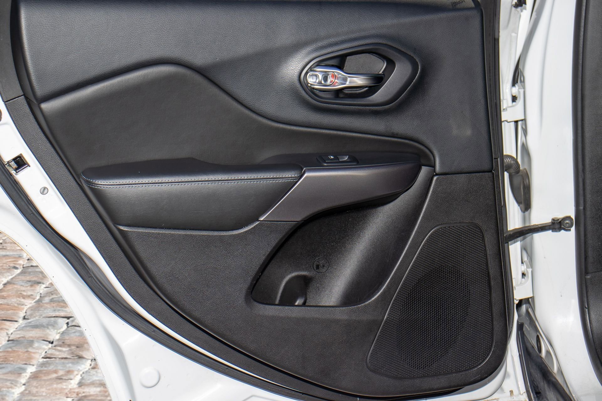 Used 2019 Jeep Cherokee Latitude Plus w/ Comfort/Convenience Group image 18