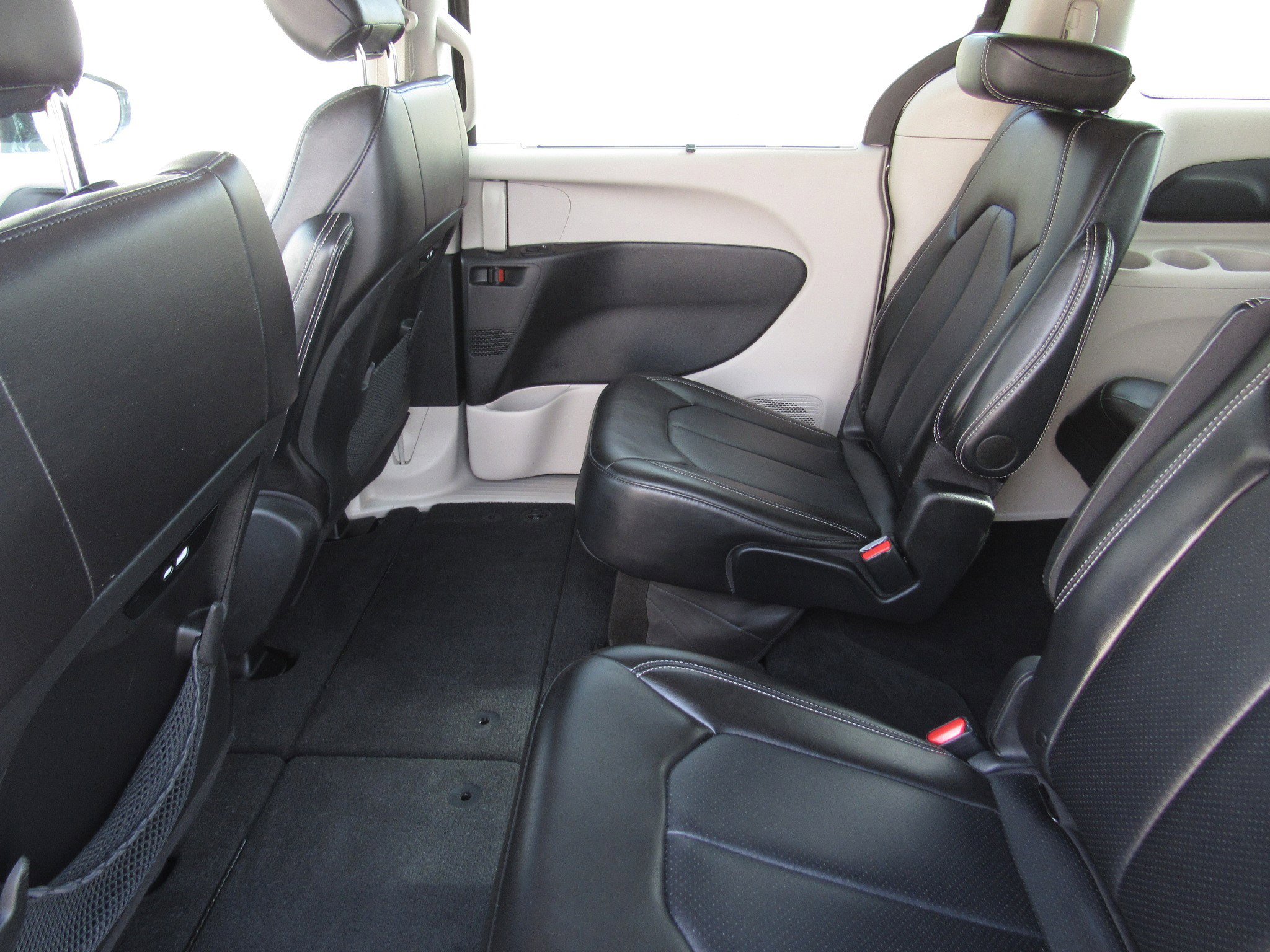 Used 2024 Chrysler Pacifica Touring-L image 15