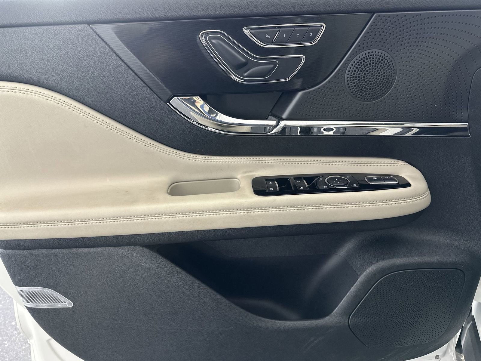 Used 2025 Lincoln Corsair FWD w/ Equipment Group 101A image 33