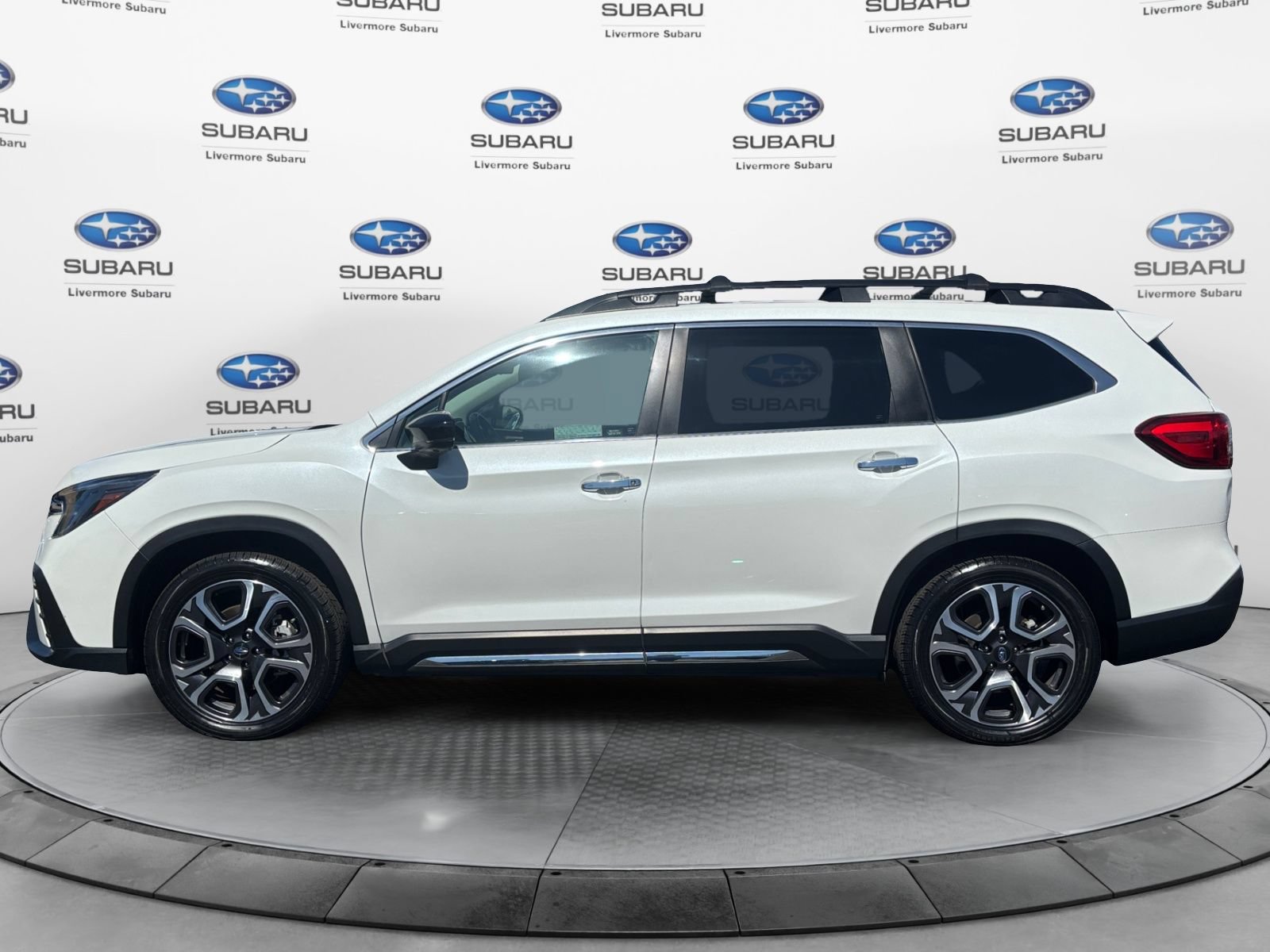 Used 2024 Subaru Ascent Touring AWD/4WD image 2