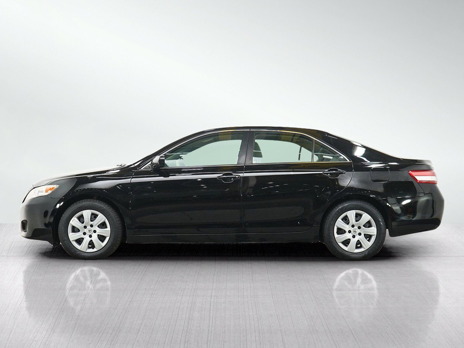 Used 2010 Toyota Camry LE FWD image 2