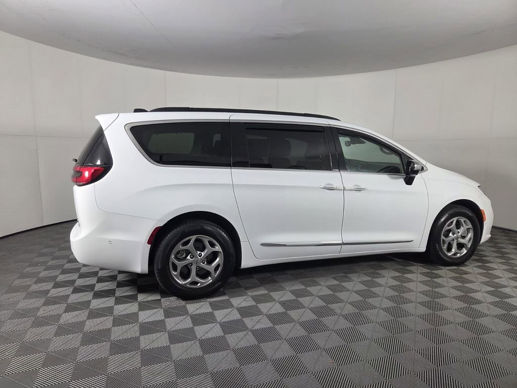Used 2023 Chrysler Pacifica Limited AWD/4WD image 5