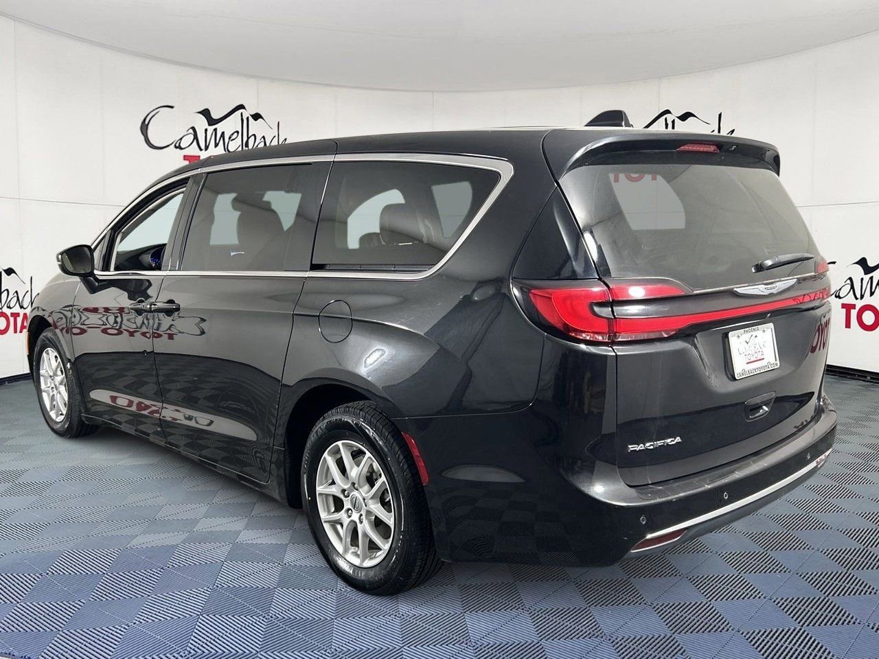 Used 2023 Chrysler Pacifica Touring-L image 5